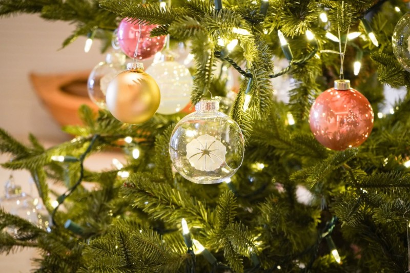 クリスマスツリーとオーナメント
